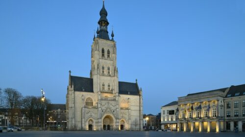 Grand-Place - Hôtel de ville - Musée du sucre - Académie - Église